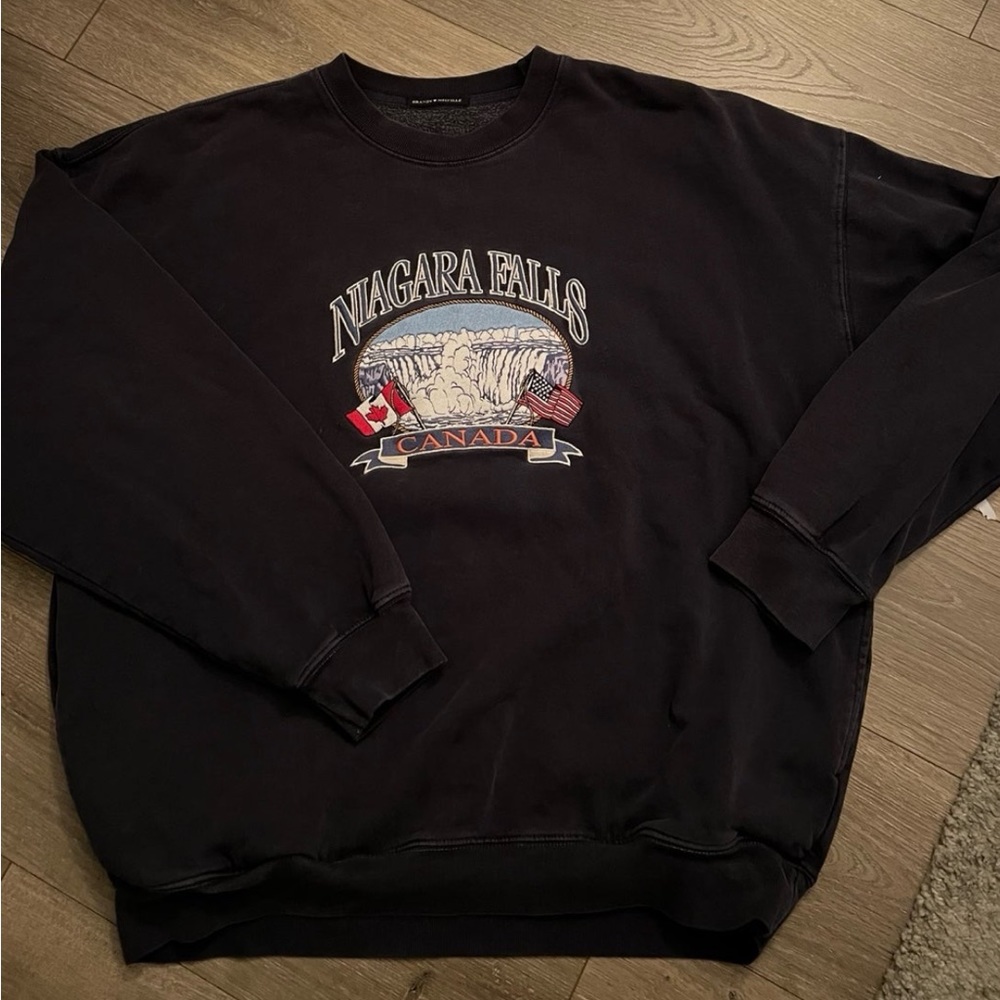 Brandy melville Niagara Falls crewneck